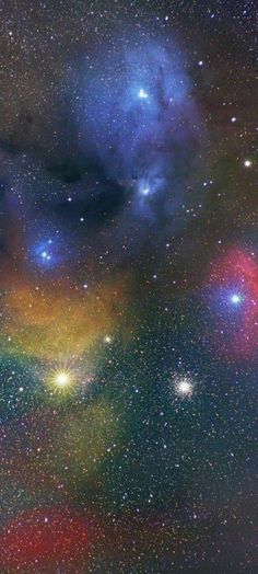 an image of some very pretty stars in the night sky with many colors and shapes