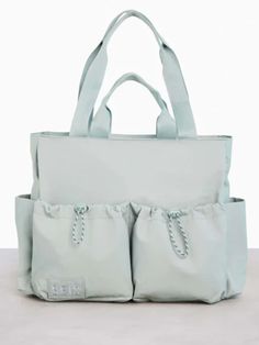 On my wishlist for Christmas! It's sold out right now but when it's back in stock I will definetly buy! Functional Tote Weekender Bag, Versatile Tote Shoulder Bag With Functional Pockets, Sporty Rectangular Gym Bag With Removable Pouch, Functional Tote Duffle Bag For Daily Use, Sporty Bag With Removable Pouch For Daily Use, Everyday Use Duffle Bag With Functional Pockets, Sporty Gym Bag With Removable Pouch For Daily Use, Everyday Tote Duffle Bag With Functional Pockets, Functional Weekender Bag With Double Handle For Everyday