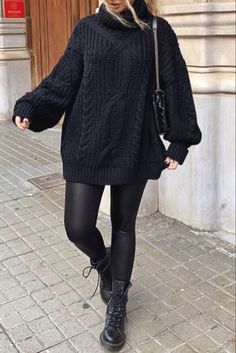 Mode femme tendance automne/hiver avec une robe pull noir et des Doc Martens Dr Martens Outfit, Outfit Tips, Doc Martens Outfit, Leggings Outfit, Black Sweater Dress, Winter Leggings, Looks Black, All Black Outfit, Mode Inspo