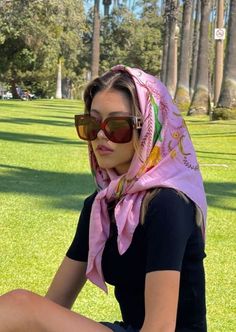 Stylish Head Scarf, Summer Silk Scarf, Head Scarfs Ideas, Head Scarf Ideas, Summer Head Scarf, Head Scarf Outfit, Scarf Outfit Summer, Scarf Aesthetic, Mode Ulzzang