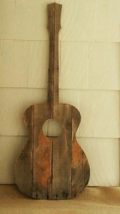 Art Guitar, Guitar Wall Art, Wooden Guitar, Barn Wood Projects, Reclaimed Wood Projects, Guitar Wall, Wall Wood, Easy Wood