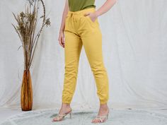 "AUNT GERTRUDE PRESENTS - vintage yellow linen pants - elastic waist - 2 pockets - materials: linen CONDITION (1-10 ❶❷❸❹❺❻❼❽❾ Great condition. SIZE/MEASUREMENTS size from label: EUR 38, FR 40, GB 10 best fits: M/L waist: 31,5-39,5 inches (80-100 cm) hips: 39,5 inches (100 cm) rise: 10 inches (25 cm) length: 39,5 inches (100 cm) inseam: 31 inches (78 cm) The model is 5'9\" (174 cm), measures 35-27-38 (90-69-96 cm) and wears size M" Summer Joggers, Yellow Linen Pants, Summer Coats, Blue Sweatpants, Ski Outfit, Women Ties, Spring Coat, Polka Dot Shorts, Womens Pants