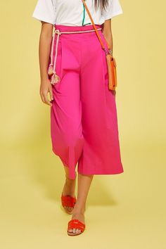 También en fucsia, este pantalón de pinzas con pierna de elefante y cinturón de cordón incluido, te va a aportar ese punto de color en tu outfit que andas buscando. Pantalón fucsia de pinzas con pierna ancha Este pantalón cómodo con un tejido elástico, fresco, suave, y un fit que te va a quedar como un guante. Además, con toda la tendencia en el corte de pinzas y pierna ancha por encima del tobillo.Con bolsillos en los costados y goma en la cintura, en la parte de la espalda, para que te ajuste Capri Outfits, Capri Pants, Capri, Wardrobe, Pants, Color, Trousers