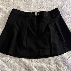 Never Worn High Waist H&m Pleated Summer Bottoms, Chic Pleated Skirt From H&m, Chic Pleated Skirt By H&m, Chic Pleated H&m Skirt, Chic Pleated Bottoms By H&m, Casual H&m Skirted Skort, Casual H&m Skort In Short Length, Casual Pleated Mini Skirt By H&m, H&m Casual Pleated Mini Skirt