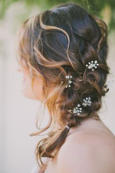 Medium Wedding Hairstyles That Can Make You Look Fabulous! Hair Side Braid, Side Braid Wedding, Loose Side Braids, Braid Wedding, Messy Wedding Hair, Wedding Hairstyles For Medium Hair, Naturally Curly Hair, Flowers In Her Hair, Peinados Recogidos