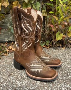 Ariat Women's Round Up Bliss Square Toe Cowgirl Boots 10034056-Painted Cowgirl Western Store Real Cowgirl Boots, Ariat Boots Women's Square Toe, Ariat Boots Women's, Cowgirl Boots Aesthetic, Square Toe Boots Cowgirl, Vaquera Boots, Square Toe Cowgirl Boots, Cowgirls Boots, Cow Girl Boots