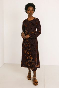 Midi velvet dress Winter Dresses Velvet, Brown Bridesmaids Dress, Cocktail Attire For Women Wedding, December Wedding Guest Dress, Brown Bridesmaids, Rehearsal Dinner Attire, Dinner Attire, Cocktail Wedding Attire, Wedding Guess Dress