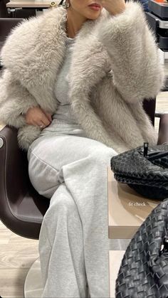 Fluffy Fur Coat For Winter Cold Weather, Winter Streetwear Fur Coat With Faux Fur Trim, Winter Fur Outfits Aesthetic, Winter Streetwear Long Sleeve Fur Coat, Hailey Beiber Fur Coat, Winter Outfits Street Style, Slay Outfits, Pose For The Camera, Street Style Winter