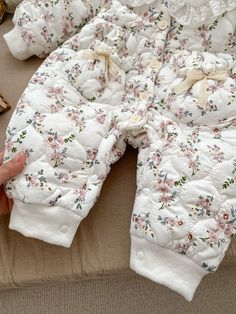 COLOR White MATERIAL Cotton SEASON Winter SIZE (AGE) 66 (3-6M), 73 (6-9M), 80 (9-12M), 90 (12-24M) PATTERN Floral (Flower) GENDER Baby Girl, Girl Fitted Long Sleeve Onesie For Spring, Long Sleeve Cream Onesie For Spring, Cream Long Sleeve Onesie For Fall, Cream Long Sleeve Onesie For Spring, White Cotton Jumpsuits And Rompers With Floral Print, Cream Long Sleeve Cotton Jumpsuit, Cute White Jumpsuits And Rompers For Fall, Winter Cotton Bubble Romper With Long Sleeves, Winter Long Sleeve Cotton Bubble Romper