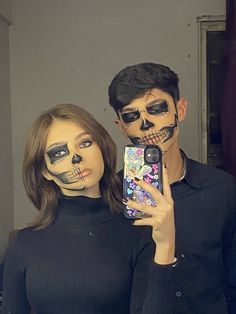 Skull Face Makeup Couples, Matching Halloween Makeup For Couples, Couples Skull Makeup, Skeleton Makeup Couple, Skull Makeup Couple, Makeup Halloween Pareja, Couple Skull Makeup, Heloween Make Up, Skull Couple Costume