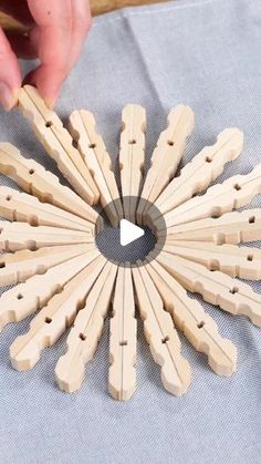 5-Minute Crafts on Instagram: "Fun and easy ways to repurpose clothespins!  #clothespincrafts #diyprojects #upcycling" Diy Clothespins Ideas, Valentine Clothespin Crafts, Clothes Pegs Crafts, Clothespin Picture Frame, Cloth Pins Ideas, Wooden Clothespin Crafts Diy, Clothespin Spring Crafts, Diy Clothespin Crafts, Wooden Pegs Craft