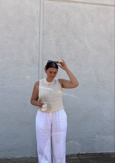 Linen pants and crochet summer outfit in midsize body. Clean girl aesthetic with minimalist style. Summer Bar Outfits Midsize, Casual Summer Pants Outfits, White Linen Pants Outfit Midsize, Curvy Summer Outfits Aesthetic, Mom Midsize Outfits, Summer 2024 Midsize, Midsize Photoshoot Outfit, Fashion Outfits Midsize Summer, Midsize Pants Outfit