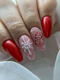 Short Christmas Almond Nails, Christmas Nails Red Short, Christmas Nails Short Red, Short Red Christmas Nails, Extra Christmas Nails, Classy Nail Art Ideas, Nail Art Noel, Christmas Nail Ideas, 2025 Trends