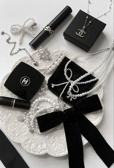 Estilo Blair Waldorf, Vanellope Y Ralph, Blair Waldorf Aesthetic, Logo Luxe, Chanel Aesthetic, Gossip Girl Aesthetic, Chanel Makeup, Dark Feminine Aesthetic