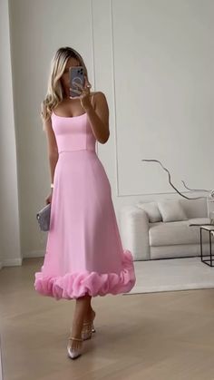 White Dress Graduation Classy, Long Fluffy Dress, Pink Classy Dress, Vestidos Color Pastel, Cute Formal Dresses, Mode Zara, Classy Prom Dresses, Fashion Mistakes, Mode Inspo