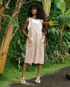 zpředu - pinafore linen dress Casual Brown Pinafore Dress For Summer, Midi Pinafore Dress, Linen Pinafore Dress, Women Artist, Linen Pinafore, Artist Apron, Wrinkled Clothes, Dress Stylish, Roatan