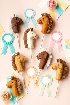 there are many cupcake toppers made to look like horses on the cake stick