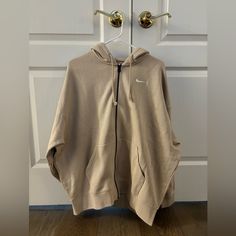 80%Cotton,20%Polyester Color : Sand Drift & White Size : Xs New With Tag Nike Running Jacket, Womens Running Jacket, Womens Windbreaker, Nike Zip Up, Nike Windbreaker, Color Sand, Running Jacket, Women Essentials, Nike Hoodie