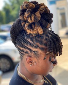 Bun Updo Hairstyle for Dyed Dreads Loc Updo With Bangs, Professional Loc Hairstyles, Loc Styles With Bangs, Sisterloc Hairstyles, Loc Updos, Dread Ideas, White Girl Dreads, Locs Ideas, Dyed Dreads