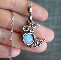 Retro Bohemian wind moon light stone necklace with wire wound hollow Moon Pendant

【Colour】 Ancient silver


【Material】 Alloy


【Weight】 7g Moonstone Pendant Necklace, Moon Pendant Necklace, Antique Pendant, Moonstone Necklace, Jewelry Choker, Moonstone Pendant, Moon Pendant, Moon Necklace, Opal Necklace