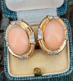 Luxury Gold Cabochon Earrings, Luxury Formal Cabochon Pearl Earrings, Coral Gemstone Jewelry For Weddings, Formal Coral Jewelry With Cabochon Details, Formal Coral Jewelry With Cabochon, Classic Coral Jewelry As Gift, Classic Coral Jewelry Gift, Classic Round Coral Jewelry, Classic Coral Round Jewelry