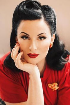 Party Hair Inspiration, Cabelo Pin Up, Party Make-up, 50s Hairstyles, 1940s Hairstyles, Rockabilly Hair, Pin Up Hair, Pin Curls, Foto Tips