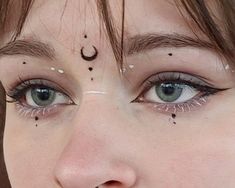 Fairy Eyeliner, Unique Eyeliner, Eyeliner Idea, Hippie Makeup, Ball Makeup, Makeup Drawing, Makeup Artist Tips