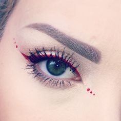 Red liner Simple Red Eyeliner Looks, Valentine’s Day Make Up Looks Simple, Simple Red Makeup, Red Liner Makeup, Simple Red Eye Makeup, Valentines Day Makeup Simple, Eyeliner Art, Valentine's Day Makeup, Make Up Designs