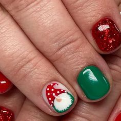 Pink Gonk Nails, Gnome Xmas Nails, Christmas Gnome Gel Nails, Christmas Gnome Nails 2023, Gnome Gel Nails, December Nails Green And Gold, Christmas Lights Nail Art Designs, Gonk Nail Art, Christmas Story Nails