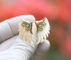 Angel Wings rings  hand made mother of pearls shells set in brass, size  7 and adjustable  up to size 7.5 . price per piece. Please have a look at Photos, colors may a little bit vary from the actual look, and due to Monitor Displayed settings and lighting when shoot with camera. SIZE:  please have a look at images for detail dimensions, size and weights. PLEASE EMAIL US ANY QUESTIONS ABOUT THESE PRODUCTS.  TO AVOID RETURNS AND UNCLAIMED ITEMS ! IMPORTANT IF YOU COULD EMAIL US PHONE NUMBER IT HELP A LOT ON SHIPPING PROCESS. FOR REGULAR SHIPPING >>please anticipate the package in about 10-20 days ( normal days ) may exceed minus holidays. AND FOR EXPRESS MAIL SHIPPING>> Normally takes about 4-7 Internationally ,   And please track the parcel regularly with the link I will send you,. Cause s Angel Wings Ring, Angel Wing Ring Gold, Angel Wings Jewelry Gold, Sterling Silver Gold Angel Wings Jewelry, Angel Wings-shaped Jewelry As Gift, Angel Wing Ring, Pearl Shell, Angel Wings, Mother Pearl