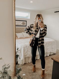 How to wear leather leggings, chelsea boots, flannel Leggings With Chelsea Boots, Cute Winter Outfits With Boots, Chelsea Boots Fall Outfit, Womens Chelsea Boots Outfits, Flannel Winter Outfits, Trendy Flannel Outfits, Montana Outfits, Chelsea Boots Outfit Women, Leggings And Flannel Outfit