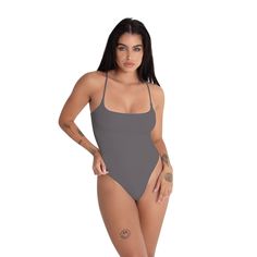 스트랩이 있는 스트레이트 네크라인 바디 수트. Cami Bodysuit, Straight Neckline