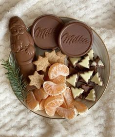 christmas snack plate santa chocolate milka cookies orange tree white and milk chocolate aesthetic food inspo pretty yummy twitter foodpoll for oatmeal 3dțŵț eedeetwt Christmas Feeling, Orange Slices, Food Obsession, Christmas Aesthetic, Cozy Winter, Cute Food, Aesthetic Food, Winter Christmas