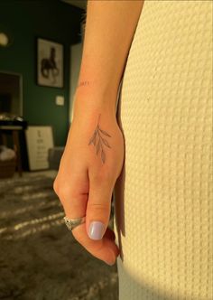 Tatuagem de folha plantas tattoo Leaf On Hand Tattoo, Branch And Vine Tattoo, Olive Branch Small Tattoo, Willow Tree Branch Drawing, Olive Branch Tattoo Hand, Hand Tattoos Leaves, Fine Line Branch Tattoo, Dainty Leaves Tattoo, Plant Tattoo Hand