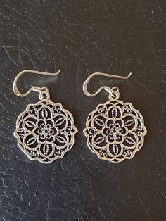 Vintage 925 silver filigree dangle earrings made in Thailand.  They have a circular floral shape, which in turn surrounds two other flowers, one inside the other.  All this made in silver filigree.  You can put it comfortably through the wire silver hook.  MEASURES:  Height: 3.1cm  Width: 1.9cm  Weight: 3.9gr Delicate Sterling Silver Flower Earrings, Delicate Sterling Silver Round Flower Earrings, Traditional Silver Flower Earrings, Silver Filigree Dangle Flower Earrings, Silver Sterling Flower Pendant Earrings, Silver Sterling Flower Earrings, Silver Sterling Silver Round Flower Earrings, Delicate Silver Round Earrings, Sterling Silver Filigree Flower Earrings