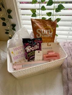 Gift Basket Idea For Best Friend, Cute Small Gift Basket Ideas, Sister Birthday Basket Ideas, Gift Friend Ideas, What To Put In Baskets For Decor Bedroom, 16th Birthday Basket Ideas, Small Bday Gifts, Birthday Basket Ideas For Best Friend, Birthday Baskets For Best Friend