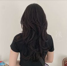 Long Wolfcut Back View, Jennie Haircut Long, Korean Shaggy Haircut Long, Short Angles On Long Hair, The Hush Cut Long, Hush Long Haircut, V Cut Layers Long Hair, Back Hair Layers, Long Layered V Haircut