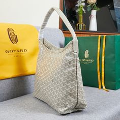 Goyard hobo bohème underarm bag, inspired by the life philosophy of bohemian wandering, a combination of two ace saint louis ➕artois series tote bags, built-in mother-in-law pockets, casual and lazy style, with it you are The trendsetter of the fashion world.
The comfort of the shoulder strap is the soul of the whole bag, work slowly and carefully, just look at the pictures for details 
Size: 42×27×15cm Lazy Style, Lv Purse, Lv Shoes, Commuter Bag, Life Philosophy, Lv Handbags, Underarm Bag, Orange Bag, Lv Belt