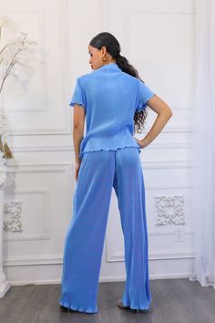 We love a good stunning set Pleated Mock neck Short sleeves Model is wearing a size small Model is 5’4” Fits true to size Comfy Sets, Midi Denim, Navy Midi Dress, Denim Midi Skirt, Midi Shirt Dress, Pant Set, Love A, Mock Neck, Denim Skirt