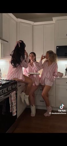 20th Birthday Slumber Party Ideas, Playing With Friends Aesthetic, Sweet 16 Sleepover Party Ideas, Cute Slumber Party Outfits, Dream Life Friends, Sleepover Inspo Aesthetic, Winter Slumber Party, Friend Hangout Outfit, Pink Pjs Aesthetic Party