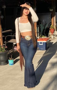 Bélica Outfit, Flare Shirt Outfit, Bootcut Jeans With Sandals, Flare Jeans Mexican, Mexican Flare Jeans Outfit, Cowgirl Casual, Latina Looks Outfit, Bootcut Jeans Outfit Mexican, Miss Me Jeans Outfit Mexican