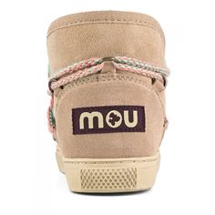 modello sneakers, realizzato a mano con cuciture in lana all'uncinetto distintive di mou, morbida pelle di montone double face e una suola resistente e comoda. Winter Low-top Sneakers With Leather Sole, Casual Beige Boots With Contrast Sole, Casual Cream Sneakers For Winter, Beige Leather Sneakers, Winter Lace-up Sneakers With Leather Sole, Casual Cream Boots With Rubber Sole, Casual Cream Boots With Leather Sole, Brown Sneakers With Woven Sole And Round Toe, Casual Beige Suede High-top Sneakers