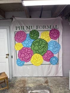 there is a sign on the wall that says phu mueu formal with flowers