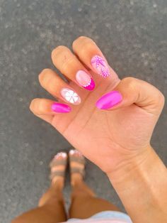 There's a new beauty trend taking over Instagram and it's absolutely stunning. Say hello to "quartz nails". Cruise Summer Nails, Summer Nails Beach Vacations, Cute Pink Summer Nails, Star Fish Nails, Nail Inspo For Summer, Coastal Nails, Starfish Nail Art, Trendy Short Nail Designs, Nails Blue And White