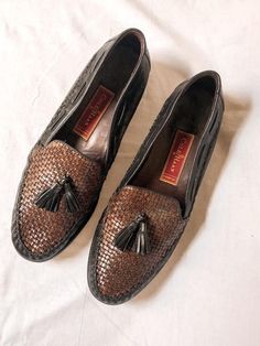 Chic woven loafers with black tassel by 80s era Cole Haan Country are the perfect staple shoe for any minimalist professional wardrobe. Made of black leather with contrast brown woven leather tops in Italy. Obsessed with the classic two black tassel detail and gathered stitching on the toe. #loafersoutfit #loafers #leatherloafers #preppyoutfit #darkacademia Woven Loafers, Leather Tops, Staple Shoes, Loafers Outfit, Preppy Outfit