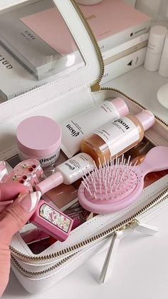 Whats In My Makeup Bag Aesthetic, Small Makeup Bag Aesthetic, Amazon Makeup Bag, Pack My Makeup Bag With Me, What’s In My Makeup Bag, Makeup Bags Aesthetic, Makeup Kit Aesthetic, Bag Whats In My, Sleepover Packing