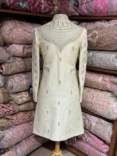 Rajwadi Sherwani For Groom, Sherwani Design, Cream Sherwani, Indian Sherwani, Sherwani Groom, Wedding Sherwani, Embroidered Wedding, Hindu Wedding, Stone Work