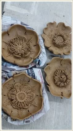 Adorn your garden with gorgeous ceramic garden pottery that adds elegance to your outdoor space. Handbuilding Pottery, Easter Centerpiece Ideas, Outdoor Pottery, Clay Bowls, Ceramic Sculpture Figurative, Slab Ceramics, Ceramic Garden, Ceramic Succulent, Earthenware Pottery