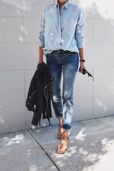 Boyfriend Shirt Outfits, T Shirt Makeover, Jumpsuit Denim, Mode Tips, Inspiration Deco, New Street Style, Nude Sandals, Denim On Denim