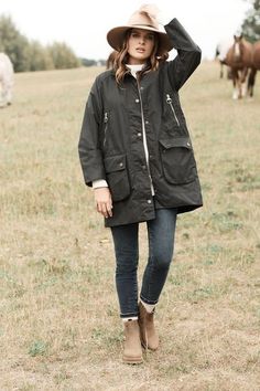 Country Jackets Women, Autumn Outdoor Outfits, Chic Outdoor Outfits, Womens Barbour Jacket, Barbour Wax Jacket Women Outfit, Binky Felstead Style, Barbour Outfit Woman, Wax Jacket Outfit Womens